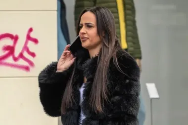 Mia iz 'Gospodina Savršenog' prošetala špicom u mini suknji i savršenim bijelim čizmama