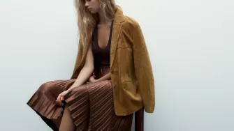 Kako nositi plisiranu suknju? Modni adut za ležerne i elegantne kombinacije