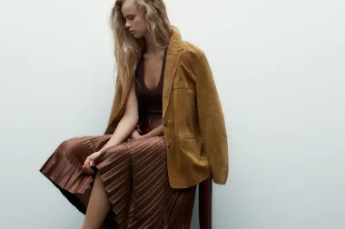 Kako nositi plisiranu suknju? Modni adut za ležerne i elegantne kombinacije