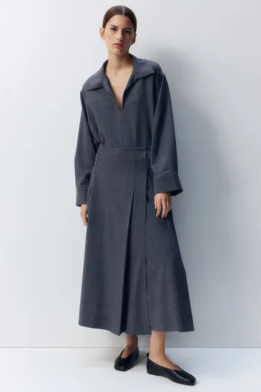 Kako nositi plisiranu suknju? Modni adut za ležerne i elegantne kombinacije