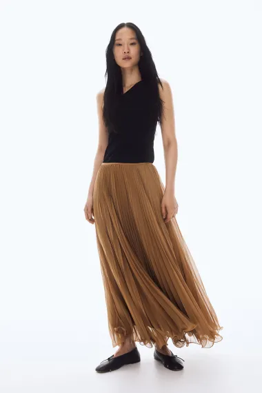 Kako nositi plisiranu suknju? Modni adut za ležerne i elegantne kombinacije