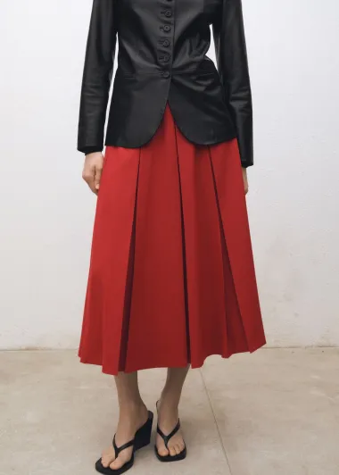 Kako nositi plisiranu suknju? Modni adut za ležerne i elegantne kombinacije
