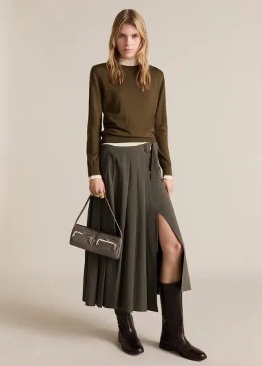 Kako nositi plisiranu suknju? Modni adut za ležerne i elegantne kombinacije