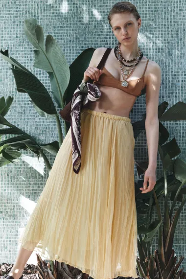 Kako nositi plisiranu suknju? Modni adut za ležerne i elegantne kombinacije