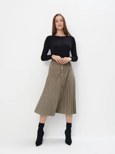 Kako nositi plisiranu suknju? Modni adut za ležerne i elegantne kombinacije