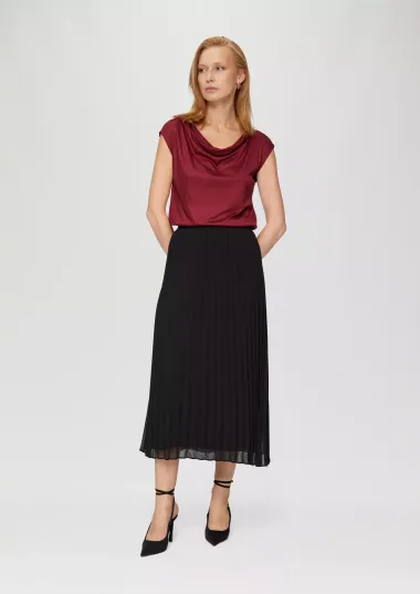 Kako nositi plisiranu suknju? Modni adut za ležerne i elegantne kombinacije