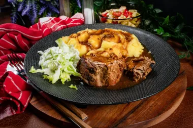 Recept za mekanu svinjsku vratinu iz pećnice s bogatim umakom