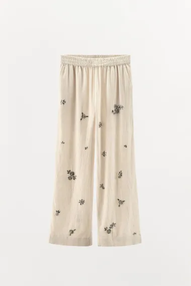 Od trapera do lepršavih tkanina: Zara ima stylish komplete