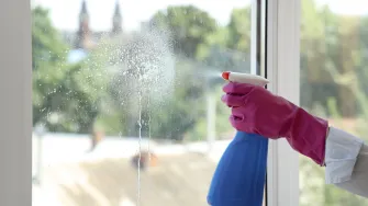Ovaj trik za čišćenje prozora skratit će ti posao za minimalo