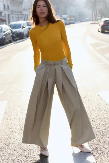 Izdvojili smo najbolje široke hlače za stylish kombinacije