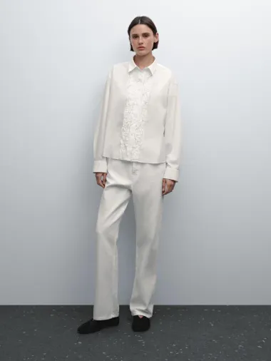 Bijela košulja - svestrani klasik koji pristaje uz svaki look