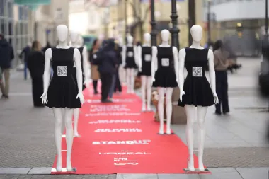 Buketi umjesto straha: L’Oréal Paris kampanjom 'Uznemiravanje na ulici nikada nije tvoja krivica' osnažuje žene