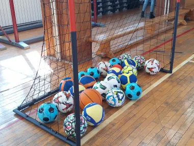 Udruga 'RTL pomaže djeci' opremila sportske dvorane osnovnih škola: U Slunj stigla nova sportska oprema i rekviziti
