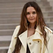 Katie Holmes oduševila u pastelno žutoj kombinaciji koju želimo ovo proljeće
