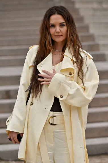 Katie Holmes oduševila u pastelno žutoj kombinaciji koju želimo ovo proljeće