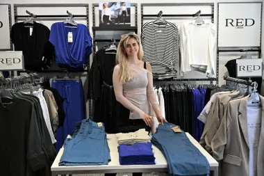 Poznata robna kuća Mana oduševila kolekcijom za mlade pod nazivom RED by Mana