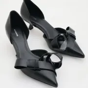 Crne cipele s potpeticama: 15 elegantnih modela za udobne dnevne kombinacije