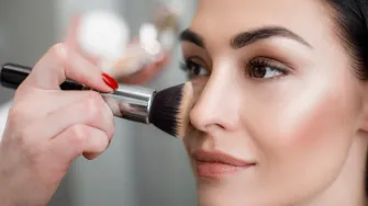 Kako pravilno nanijeti highlighter? Uz ove trikove lice će blistati