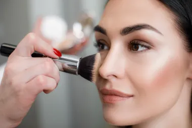Kako pravilno nanijeti highlighter? Uz ove trikove lice će blistati