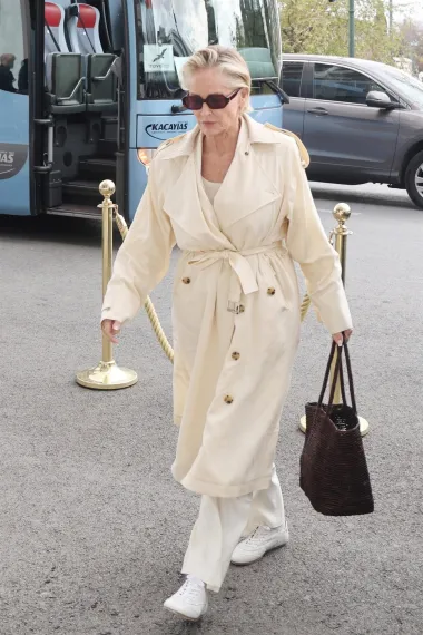 Sharon Stone nosi boju sezone: Ležeran, ali efektan baloner ukrao je svu pažnju