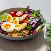 Najbolje salate s kuhanim jajima: Recepti za svaku priliku