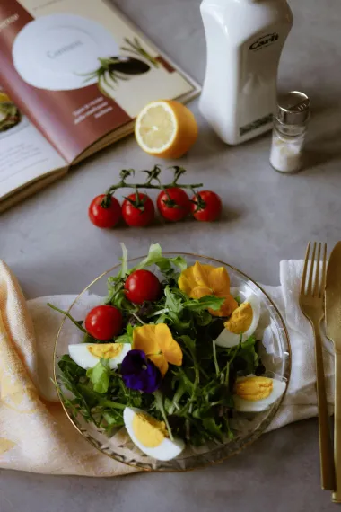 Najbolje salate s kuhanim jajima: Recepti za svaku priliku