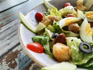 Najbolje salate s kuhanim jajima: Recepti za svaku priliku