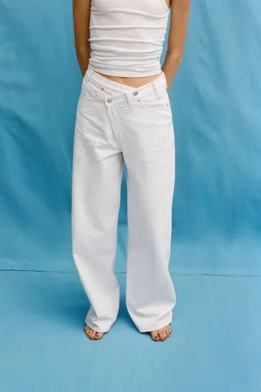 Bijele traperice su klasik - ove sezone nosimo baggy modele