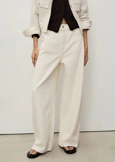 Bijele traperice su klasik - ove sezone nosimo baggy modele
