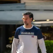 Muškarac sa špice zna kako nositi narančasto i izgledati super cool