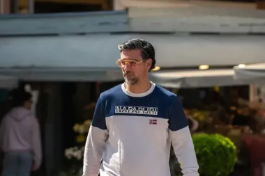 Muškarac sa špice zna kako nositi narančasto i izgledati super cool