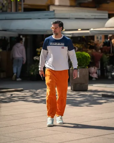 Muškarac sa špice zna kako nositi narančasto i izgledati super cool