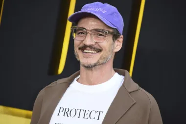 Pedro Pascal odlično nosi ljubičastu šiltericu, a njegov 'djedica stil' vole i mnoge dame