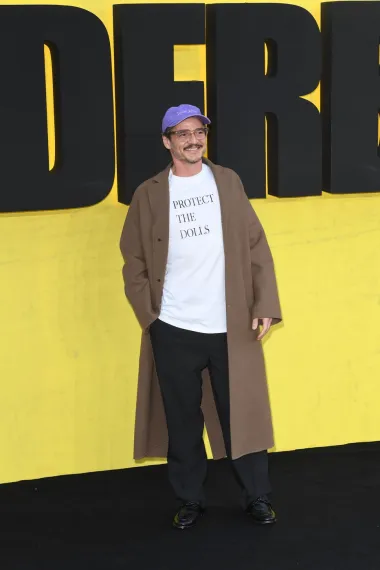 Pedro Pascal odlično nosi ljubičastu šiltericu, a njegov 'djedica stil' vole i mnoge dame