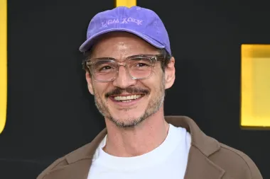 Pedro Pascal odlično nosi ljubičastu šiltericu, a njegov 'djedica stil' vole i mnoge dame