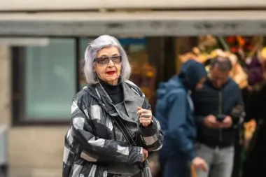 Dama u zlatnim godinama zna što je stil - savršena crna kombinacija i srebrna kosa