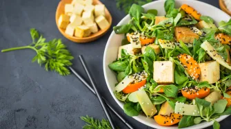 Tofu salate koje ćeš obožavati: lagani, zdravi i ukusni recepti za svaki dan