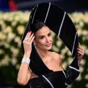Elegancija na Met Gali: Demi Moore u kravata haljini i Nicole Kidman u Balenciagi iz 1952.