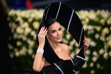 Elegancija na Met Gali: Demi Moore u kravata haljini i Nicole Kidman u Balenciagi iz 1952.