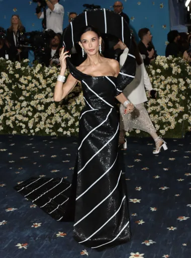 Elegancija na Met Gali: Demi Moore u kravata haljini i Nicole Kidman u Balenciagi iz 1952.