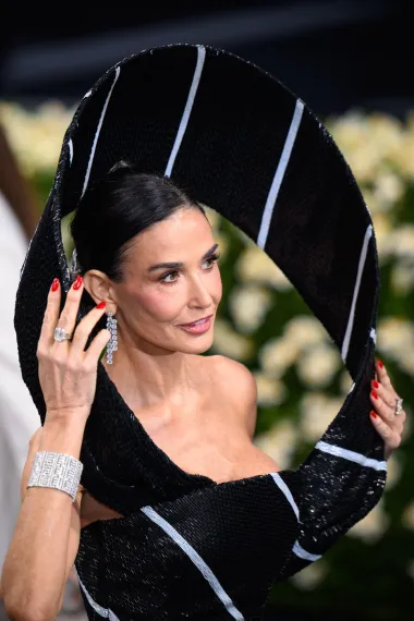 Elegancija na Met Gali: Demi Moore u kravata haljini i Nicole Kidman u Balenciagi iz 1952.