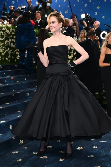 Elegancija na Met Gali: Demi Moore u kravata haljini i Nicole Kidman u Balenciagi iz 1952.