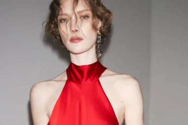 Zara nas je opet oduševila: Izdvojili smo 20 crvenih haljina koje mame poglede