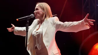 Jelena Rozga zablistala u bijelom profinjenom odijelu na koncertu u Splitu