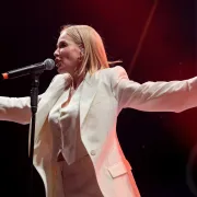 Jelena Rozga zablistala u bijelom profinjenom odijelu na koncertu u Splitu