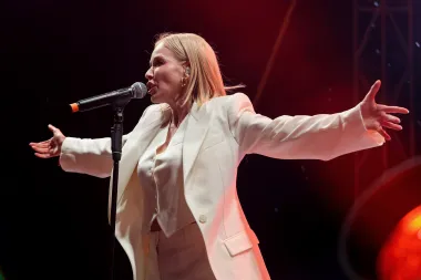Jelena Rozga zablistala u bijelom profinjenom odijelu na koncertu u Splitu