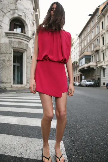 Zara nas je opet oduševila: Izdvojili smo 20 crvenih haljina koje mame poglede