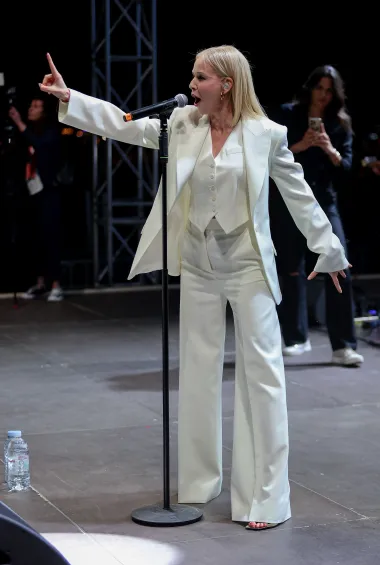 Jelena Rozga zablistala u bijelom profinjenom odijelu na koncertu u Splitu