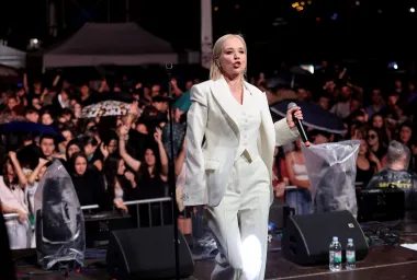 Jelena Rozga zablistala u bijelom profinjenom odijelu na koncertu u Splitu