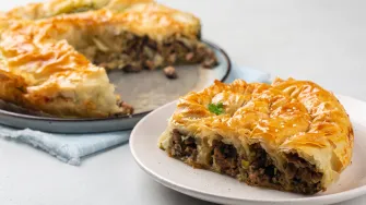 Burek s mesom po pravoj domaćoj recepturi. Evo kako ga napraviti kod kuće